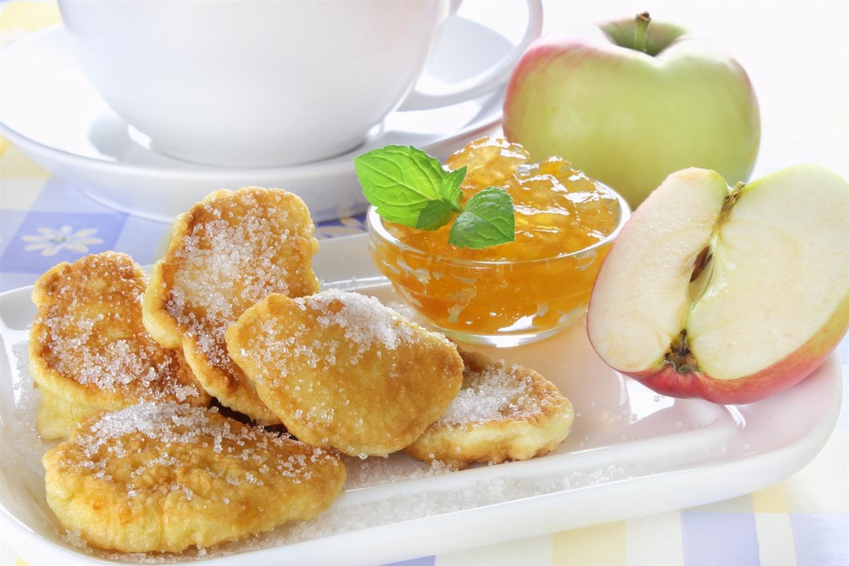 Яблоки в кляре с соусом