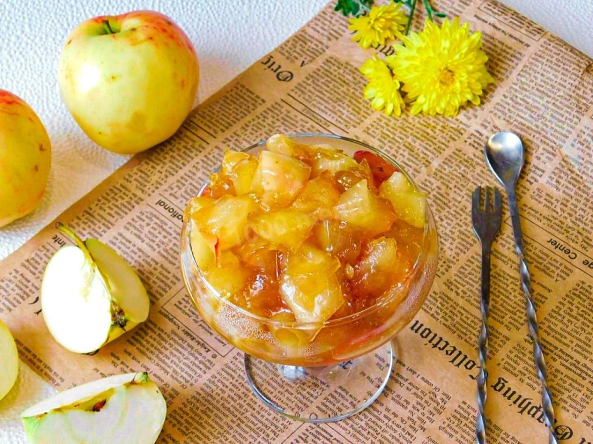 Долька яблока и корица