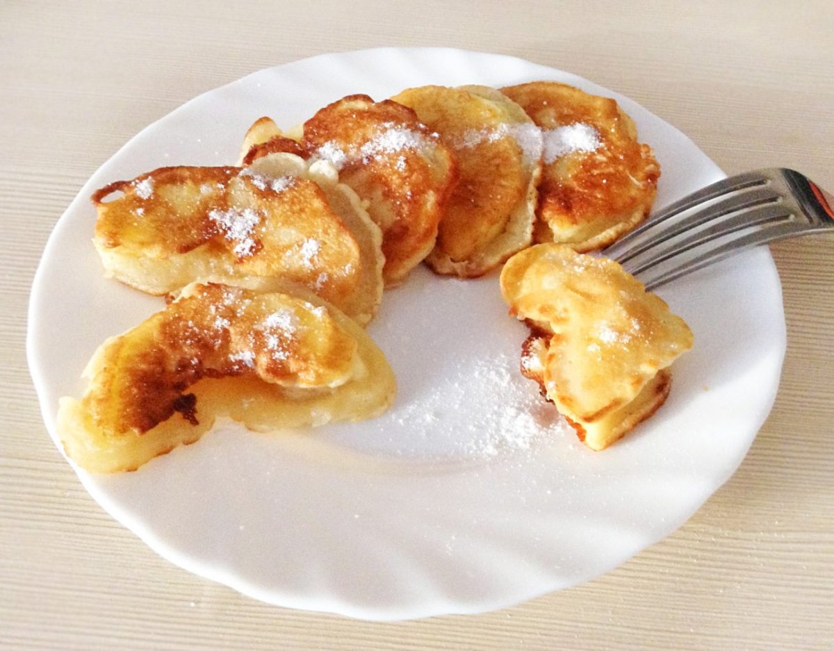 Яблоки в кляре на сковороде