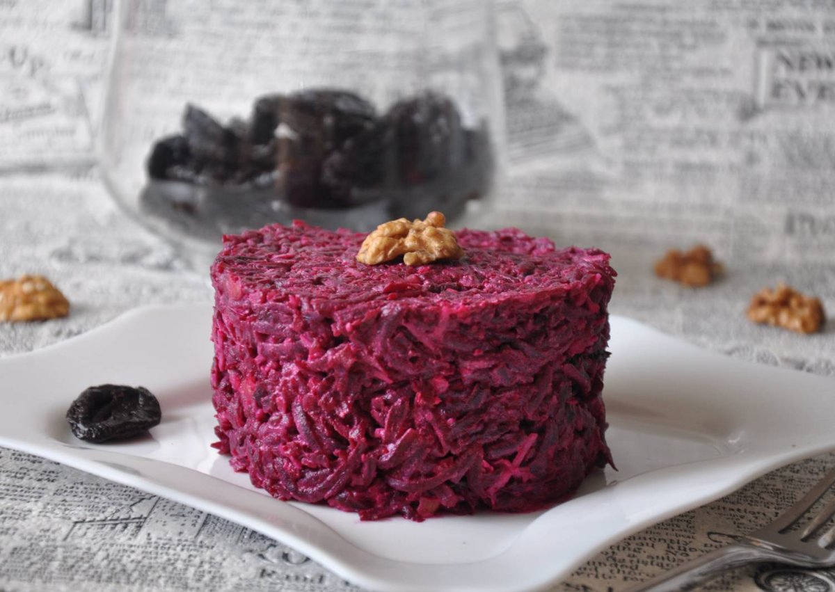 Свекольный салат с черносливом и грецкими орехами