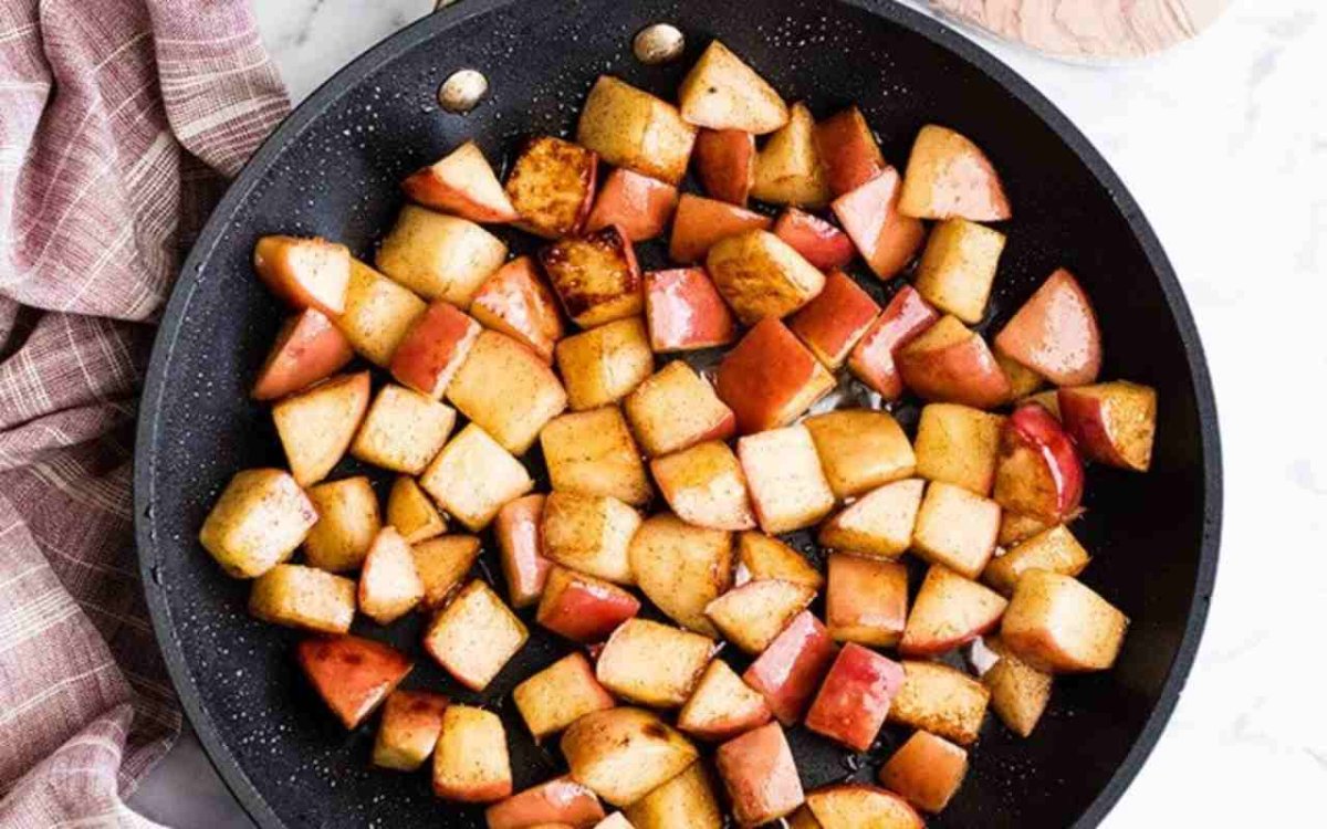 Яблоки с корицей на сковороде