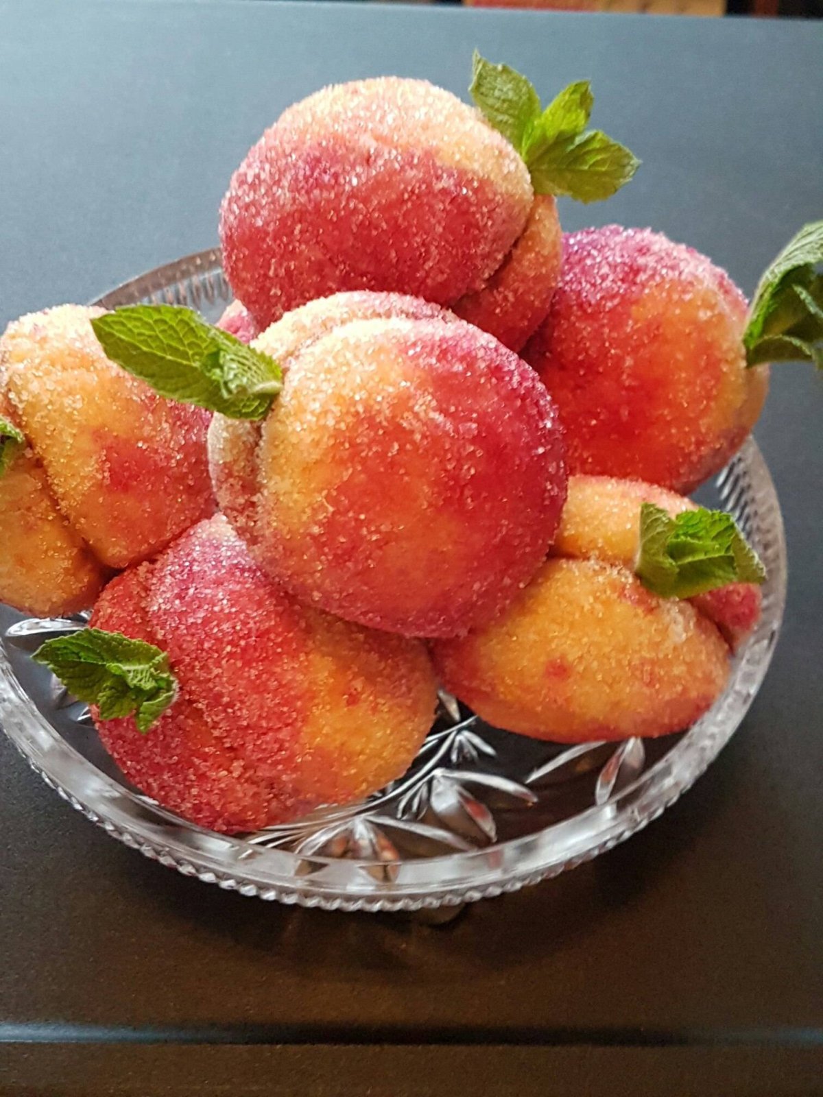 Пирожные персики