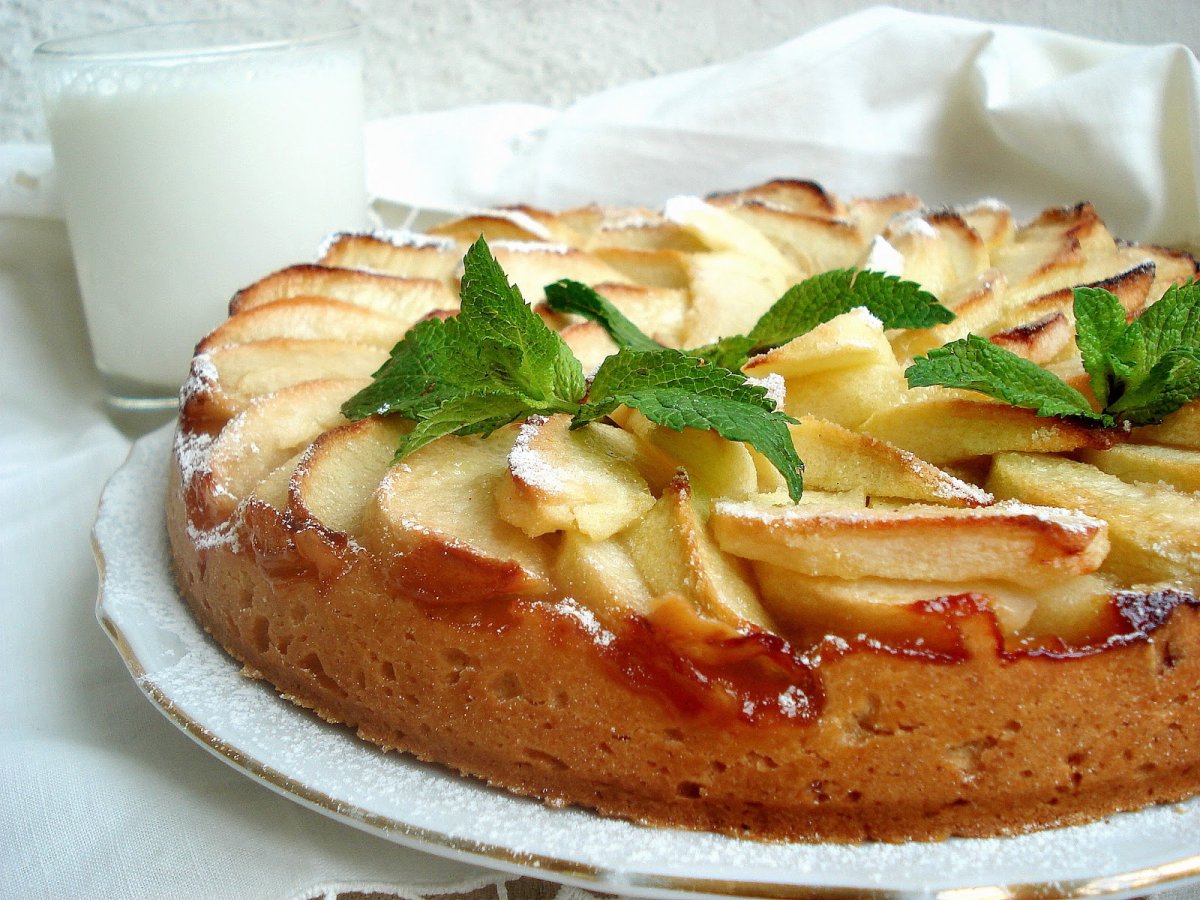 Красивая шарлотка с яблоками