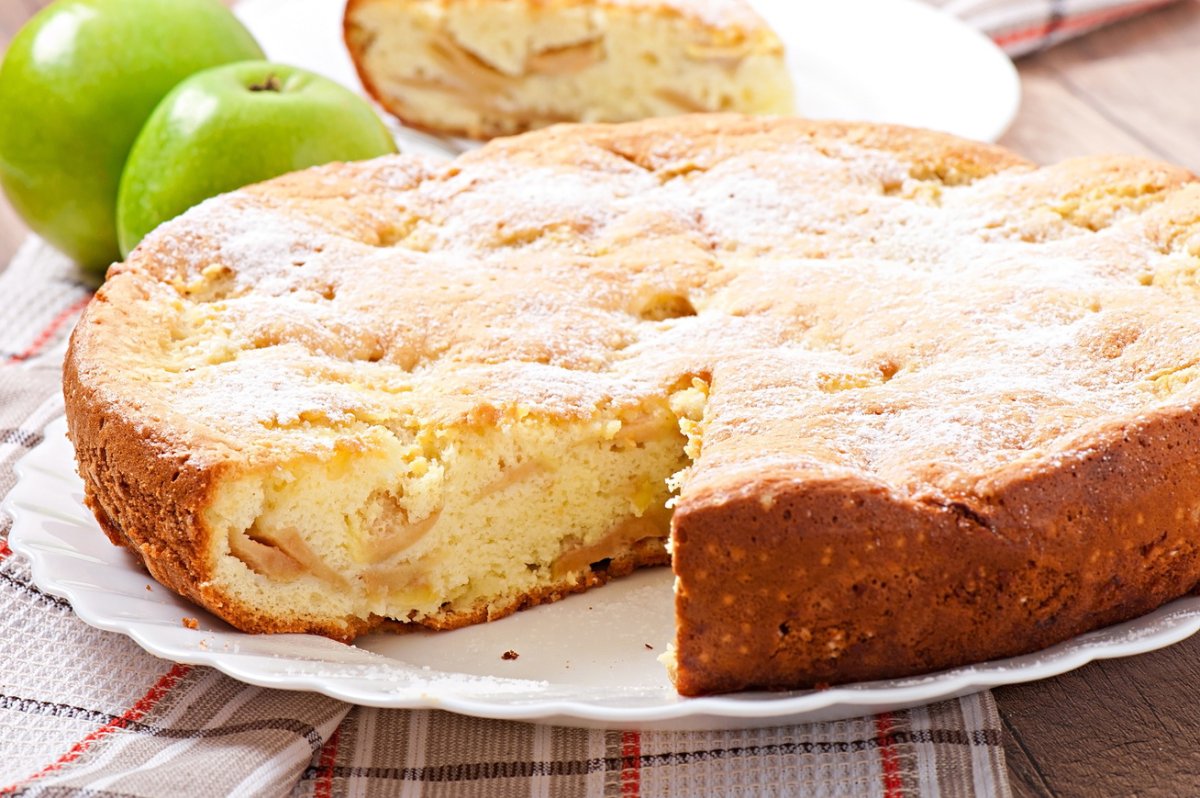 Бисквит с яблоками