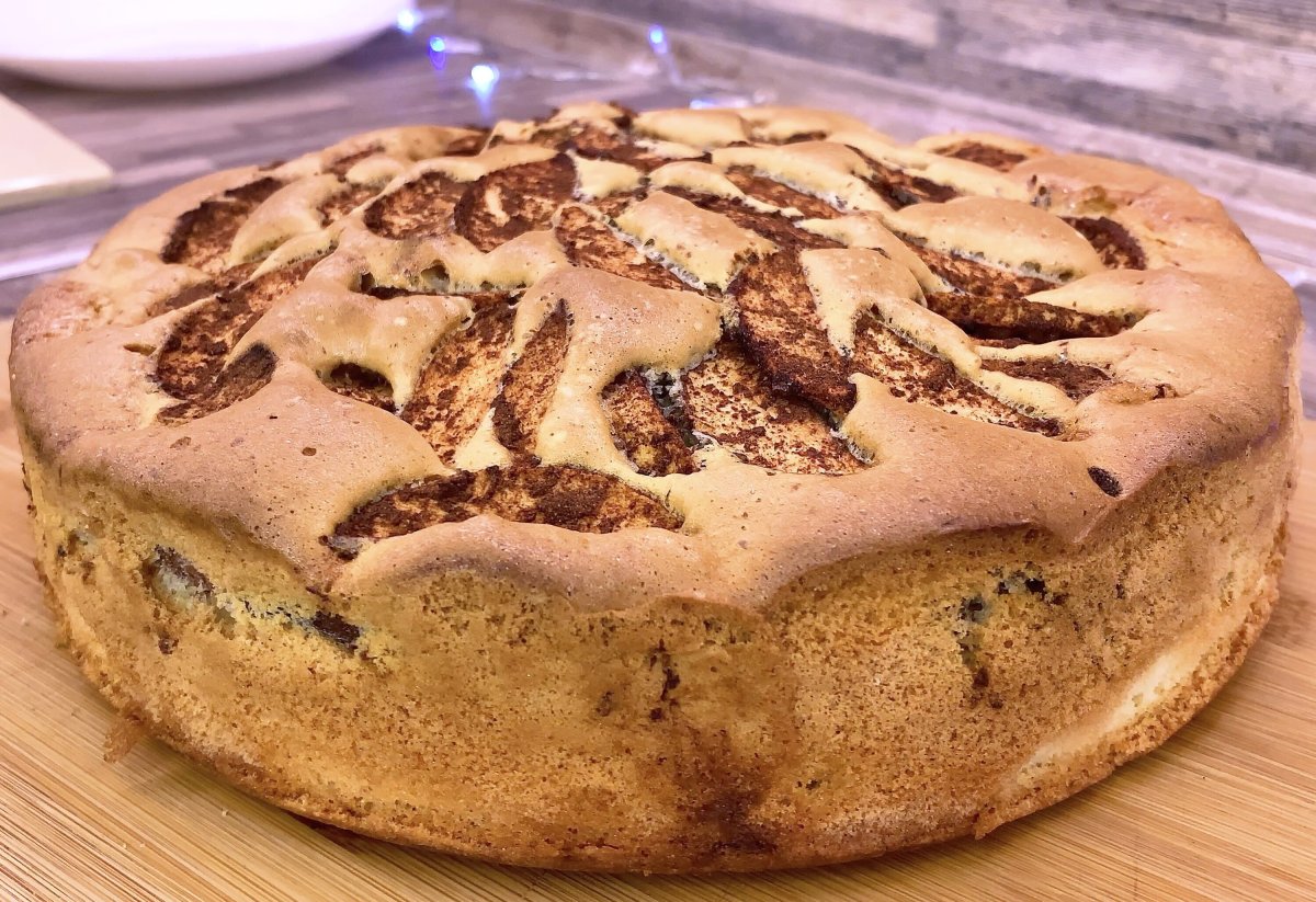 Шарлотка с яблоками и корицей