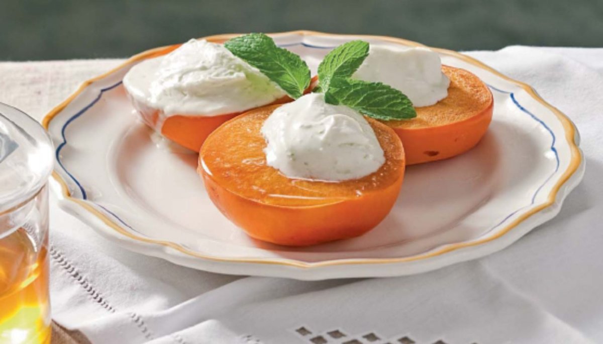 Десерт с гарниром и соусом