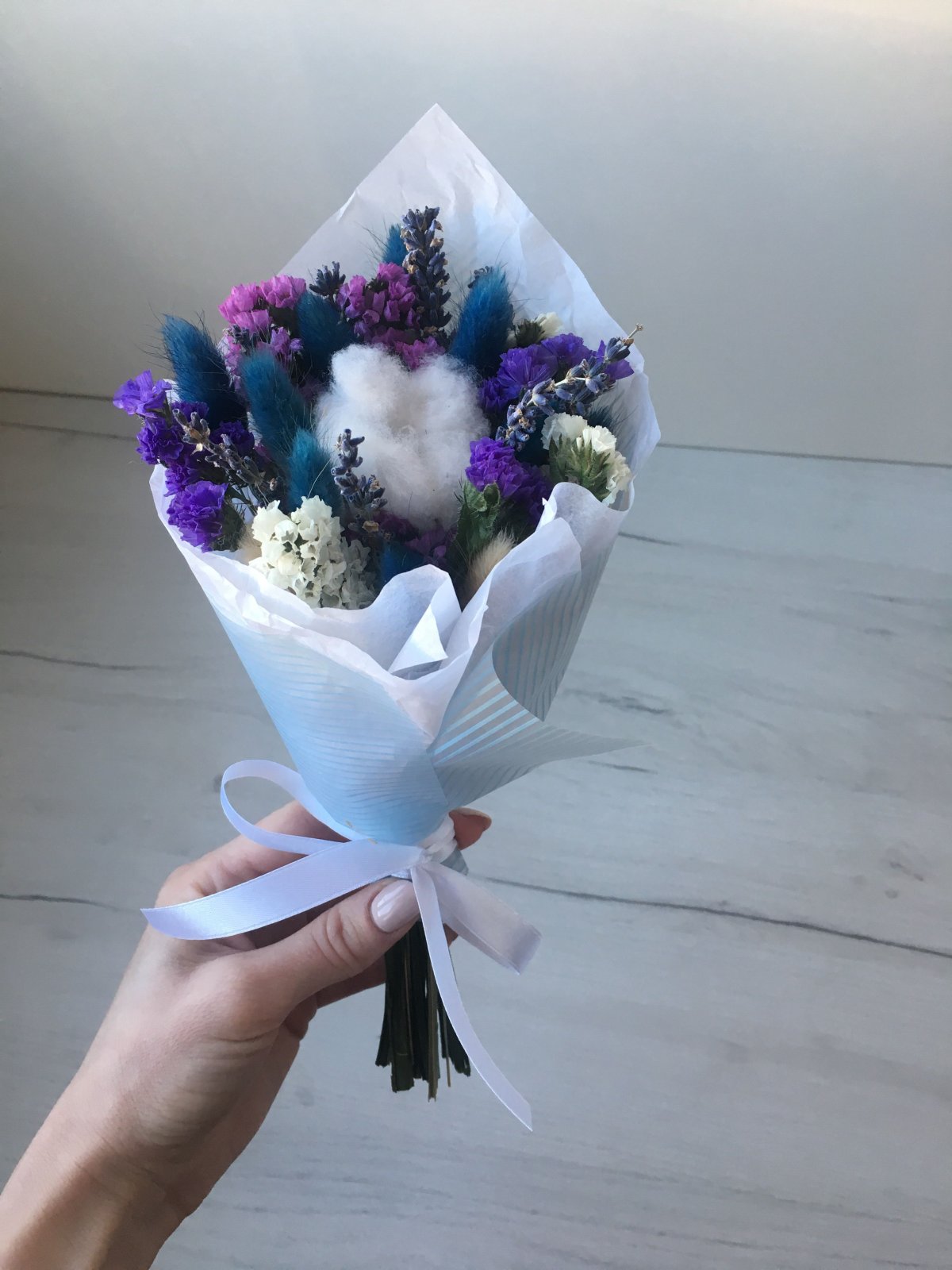 Букет в руках без лица
