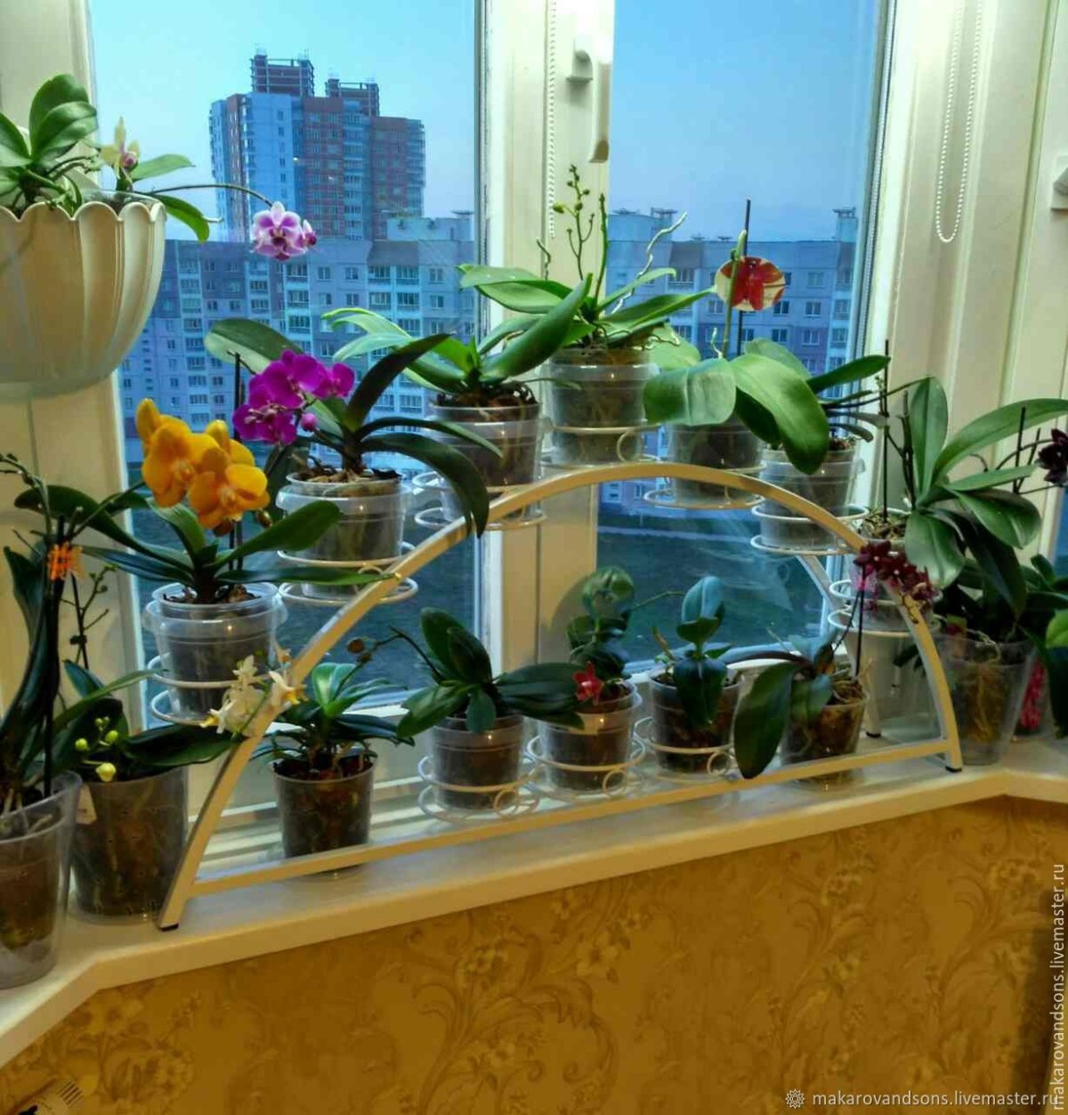 Полки для цветов на подоконник