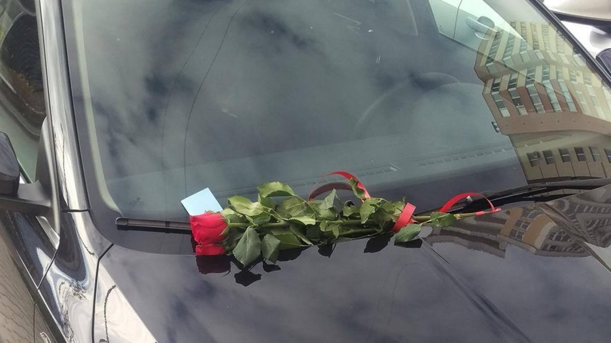 Цветы под дворником авто