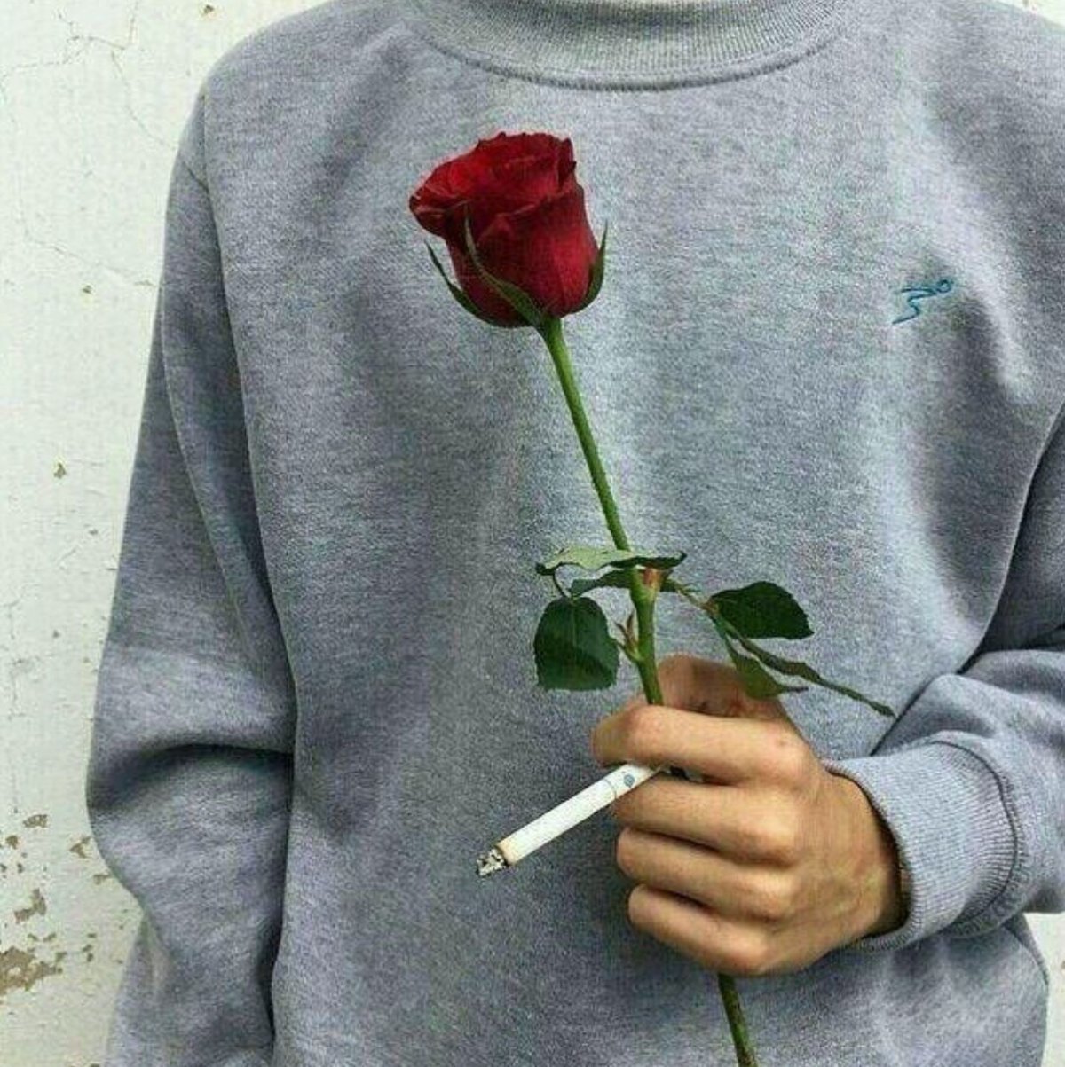 Пацан с розой
