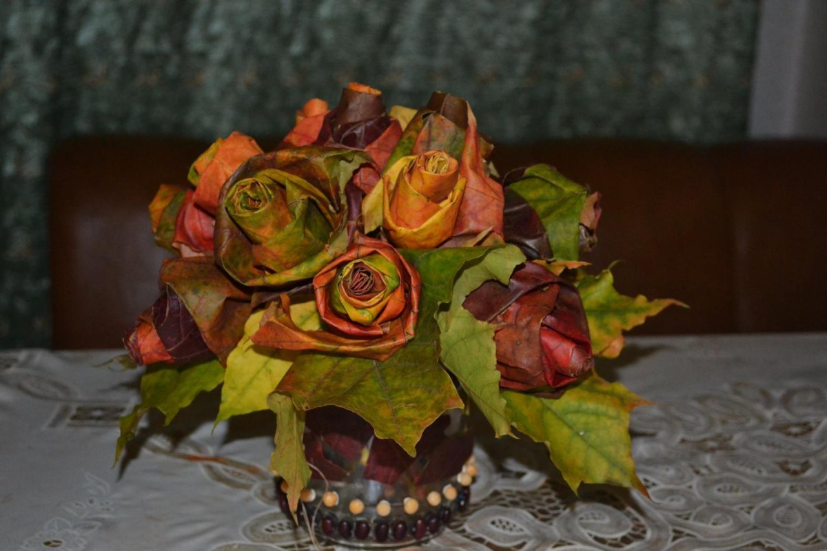 Розы из осенних листьев