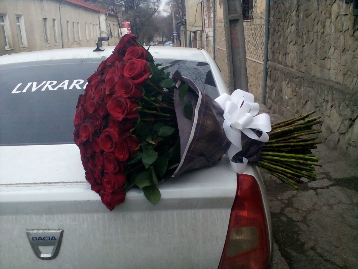 Букет цветов на капоте машины