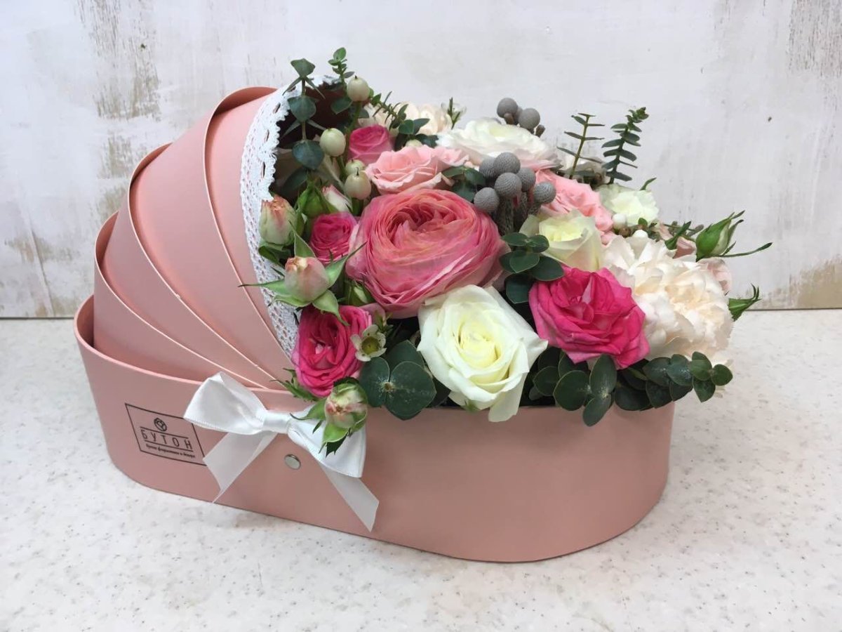 Композиция из цветов в коробке коляске