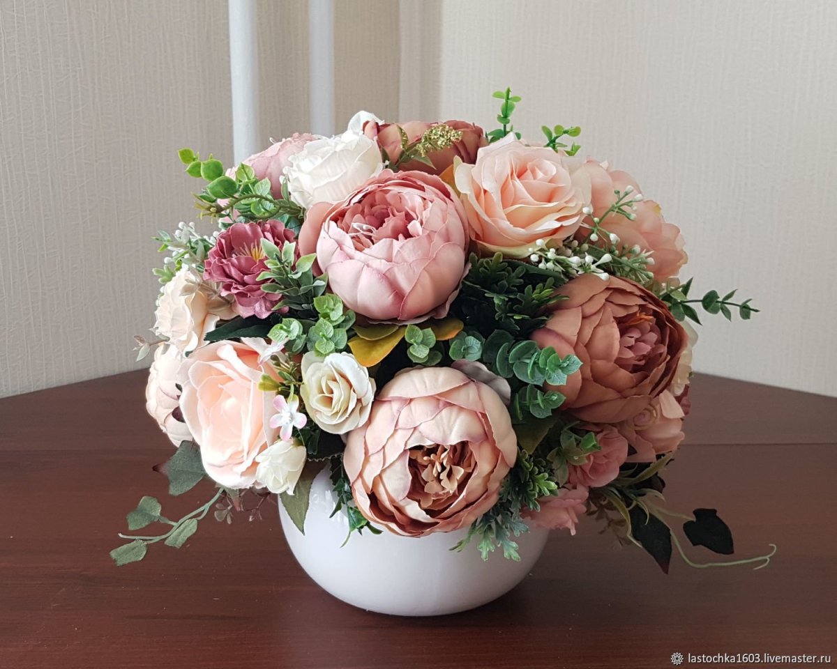 Композиция из искусственных пионов
