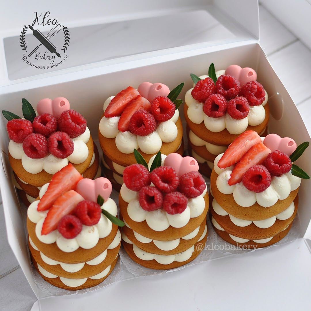 Медовые пирожные с клубникой