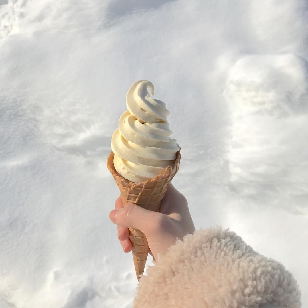 Мороженое в зиму на руками