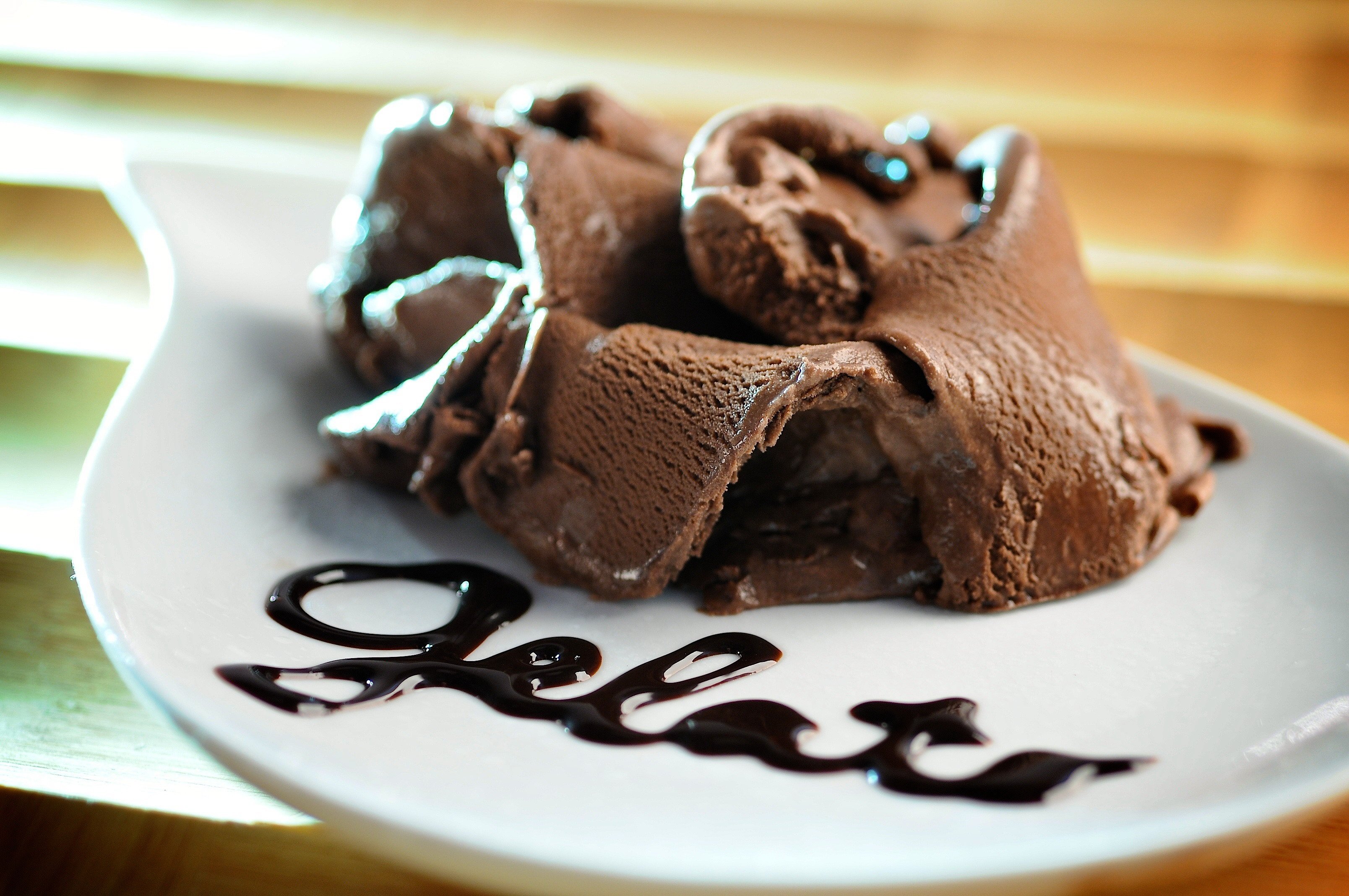 Choco ice. Шоколадное мороженое джелато. Итальянское мороженое джелато. Gelato Chocolate мороженое. Джелато итальянские Десерты.