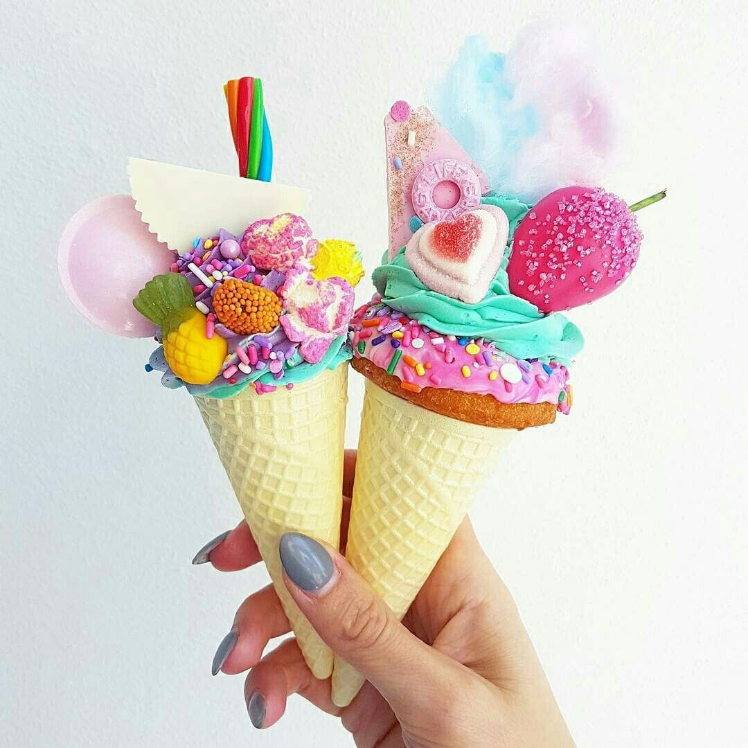 Мороженое в вафельном рожке