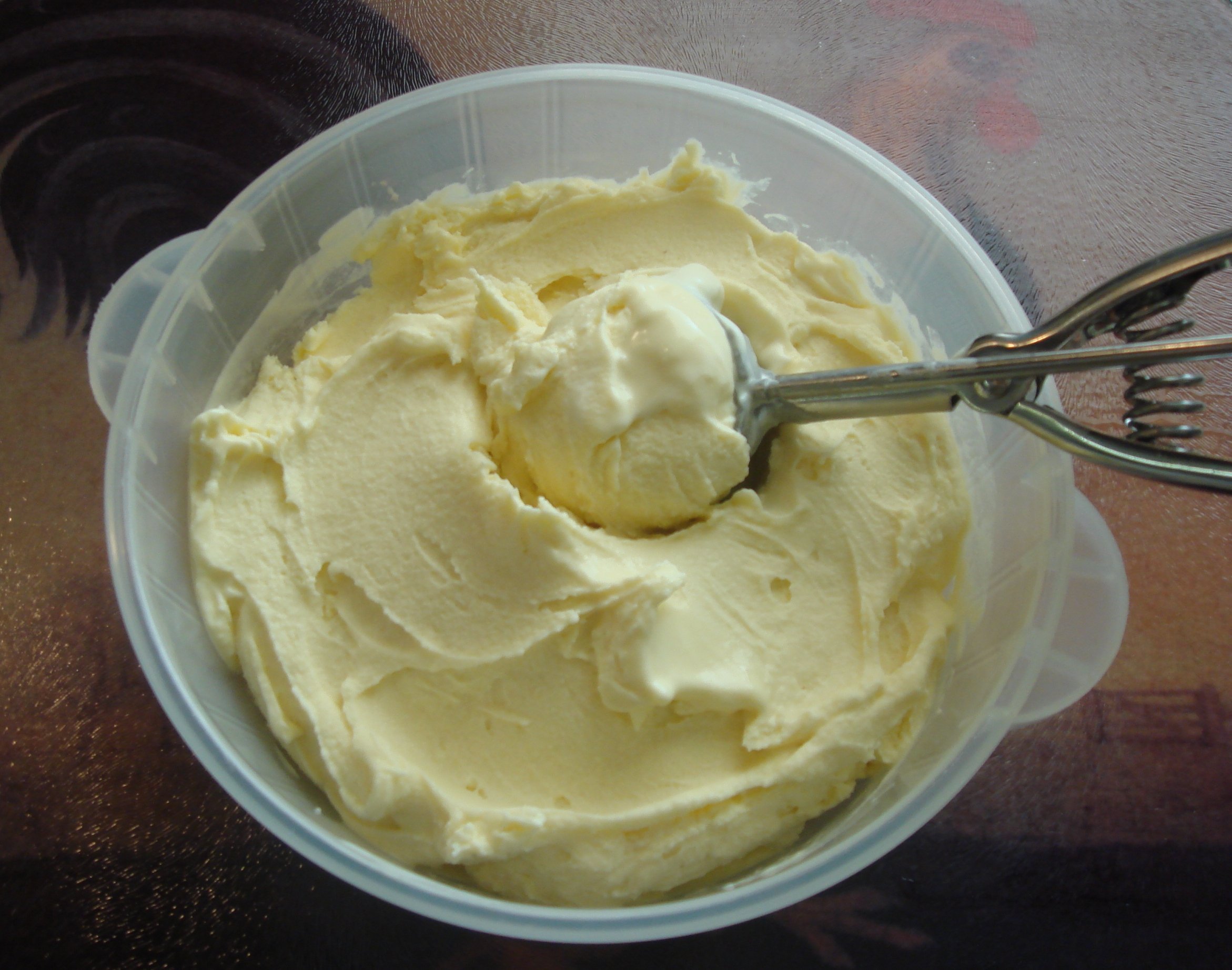 Крем из молока и сливочного масла. Домашнее мороженое, вкус советского пломбира. Мороженое со сливочным маслом. Яичное мороженое. Домашнее мороженое из сливочного масла.