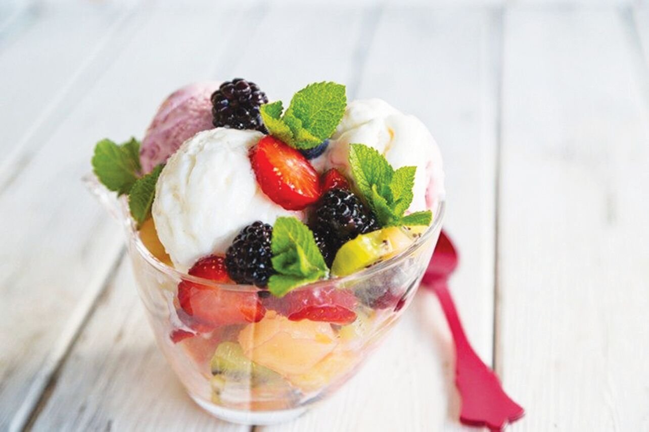 Десерт из фруктов рецепт. Слоёное мороженое Парфе. Мороженое с фруктами. Десерт с мороженым и фруктами.