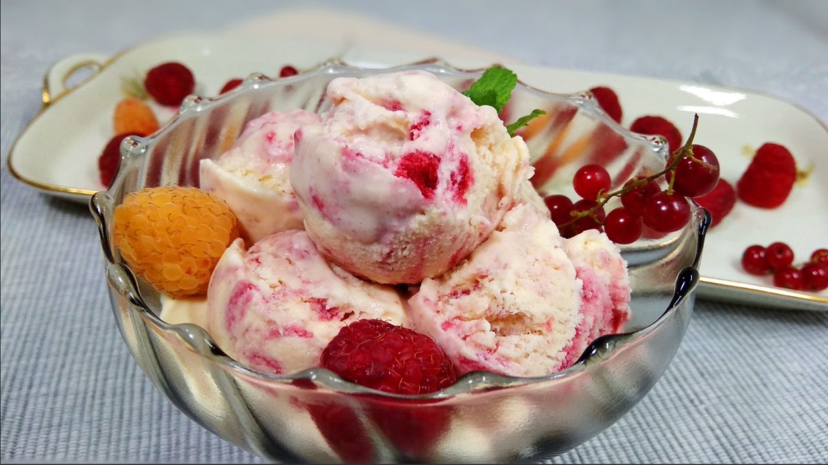Мороженое с малиной