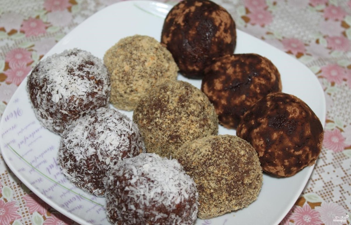 Пирожное на тарелке