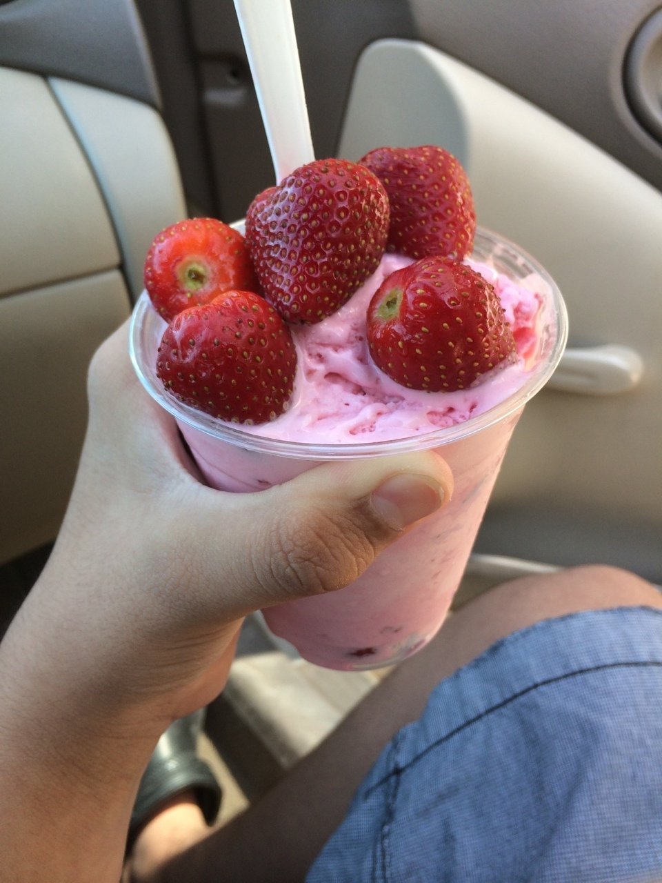 Клубника в руках