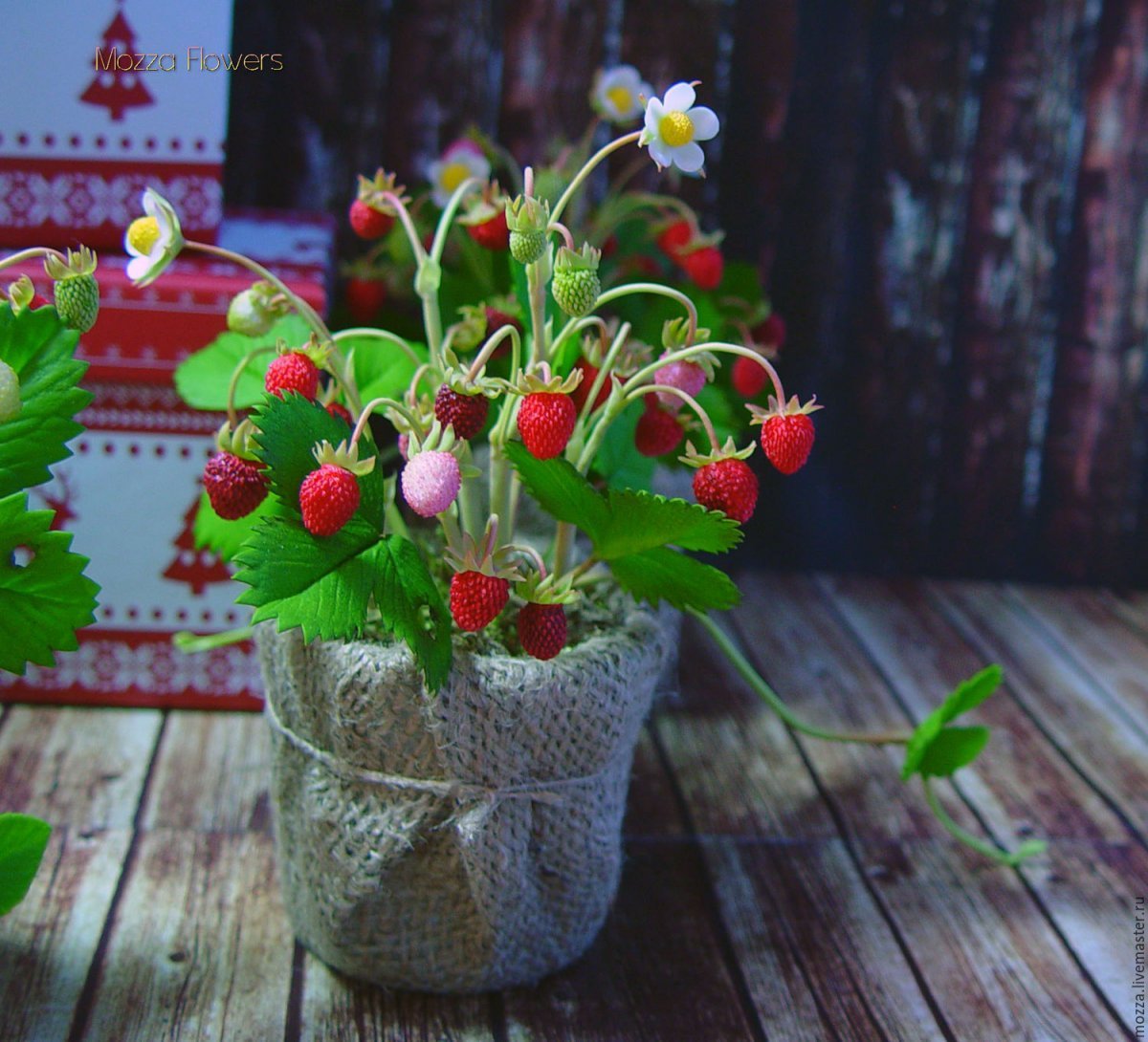 Клубника из полимерной глины