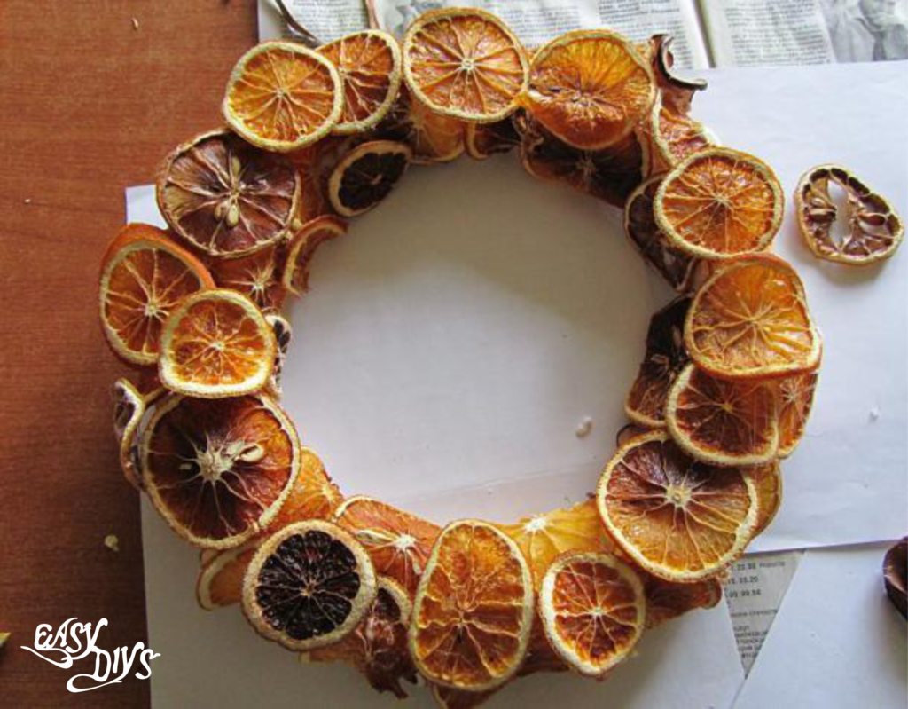 Что сделать из кожуры. Декор с апельсинами. Сушеные мандарины для декора. Сушеные апельсины для декора. Поделка апельсин.