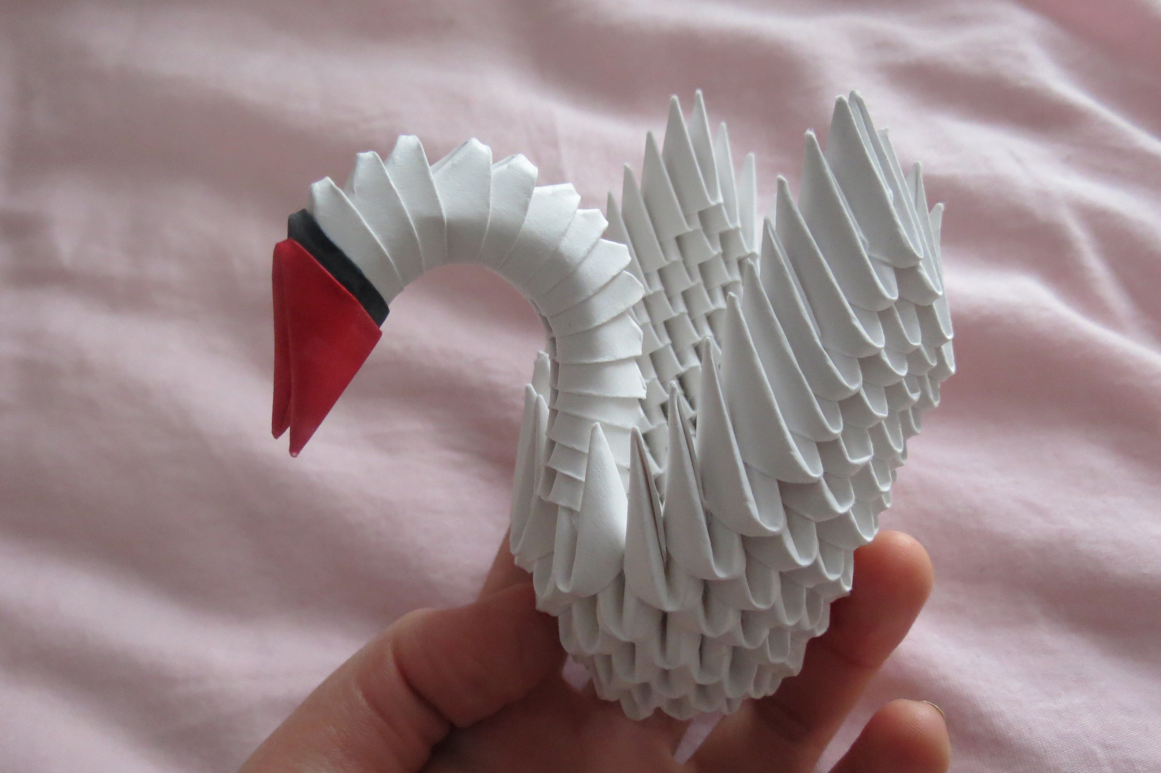 Лебеди из бумаги из модулей. Поделки из модулей. Оригами. Модульное оригами. Модульные поделки из бумаги.