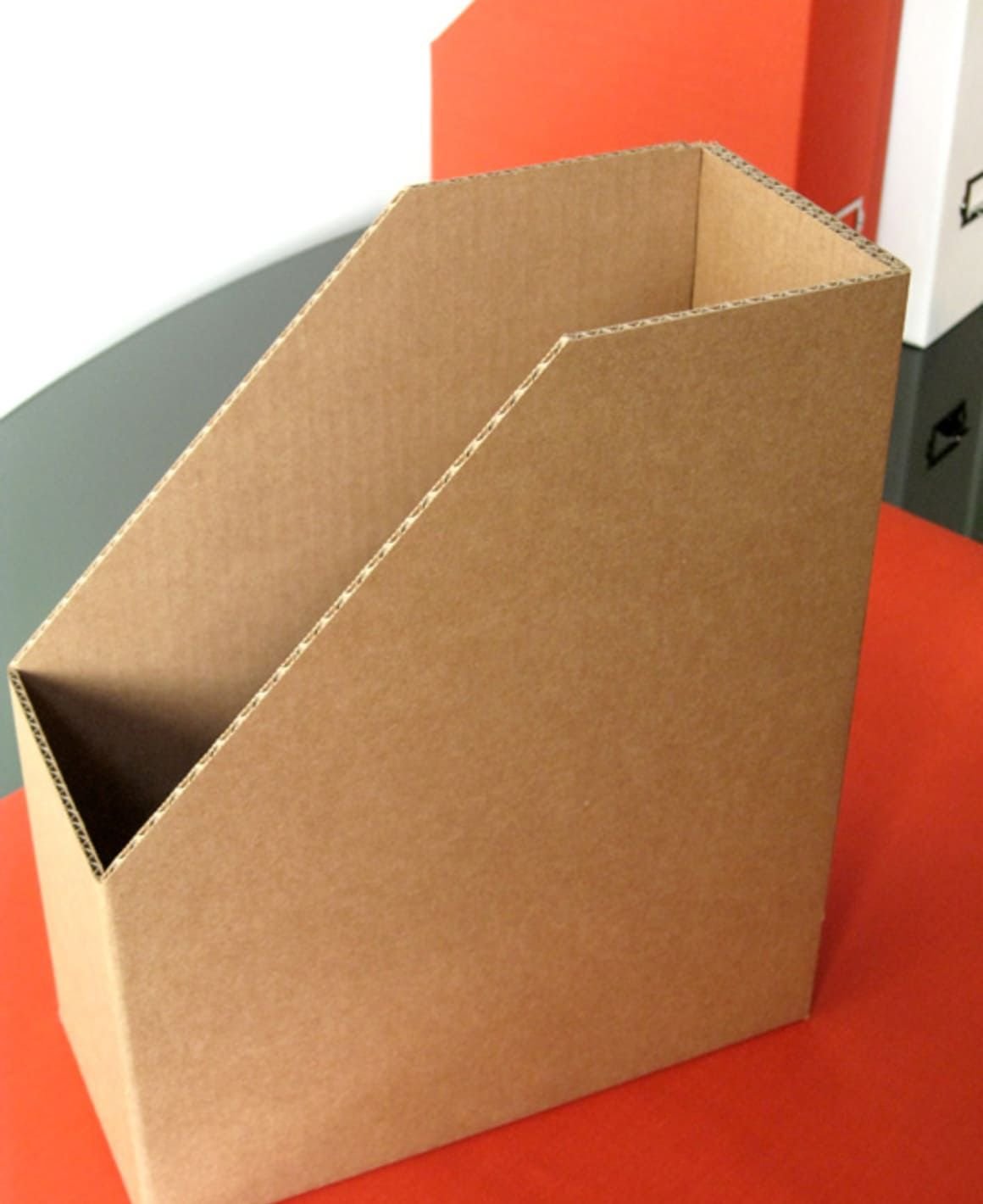 Под бумагу на стол. Органайзер для бумаг картонный. Кортонна подставка для папок. Органайзер для бумаг из картона. Картонная подставка для бумаг.