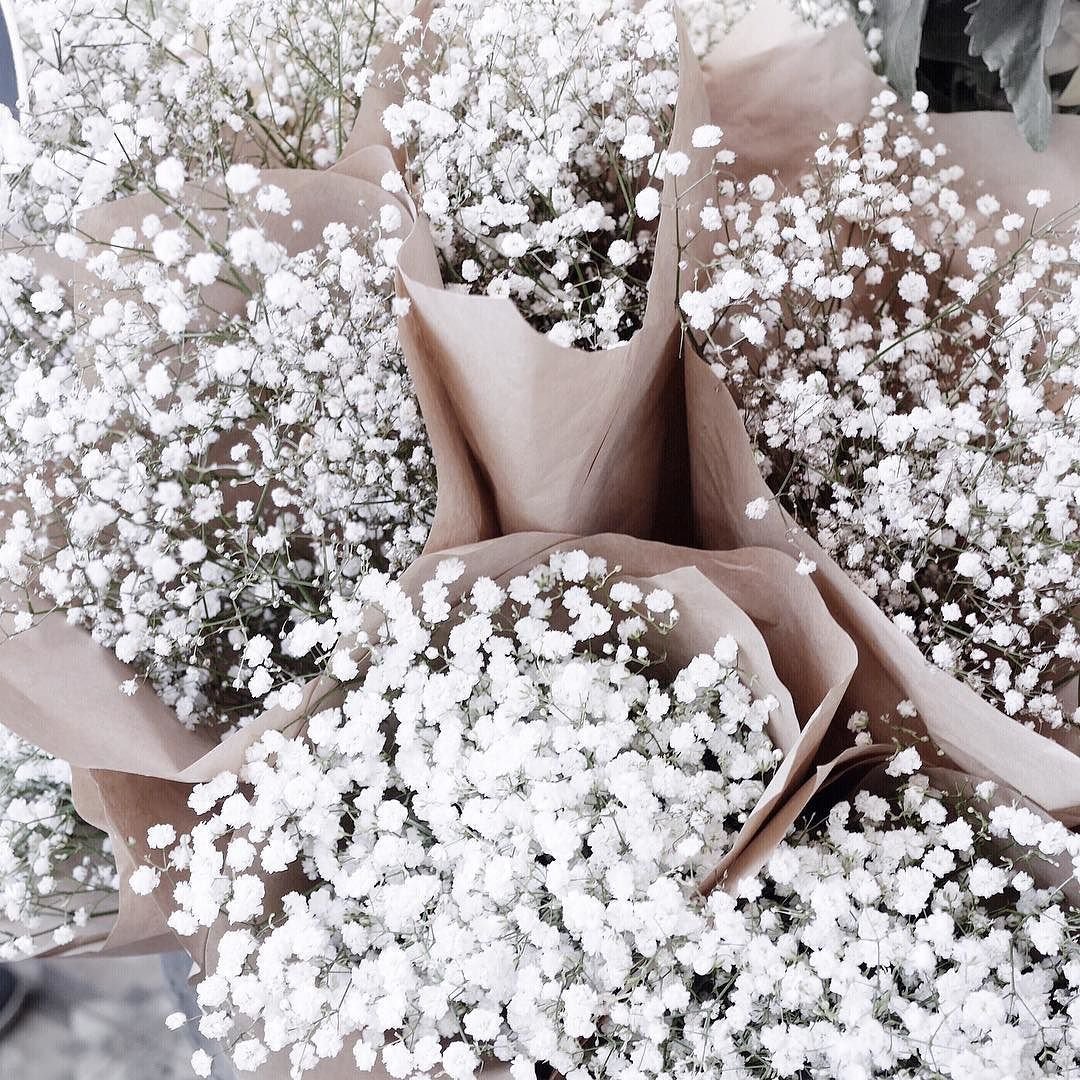 Белые шарики цветы в букетах
