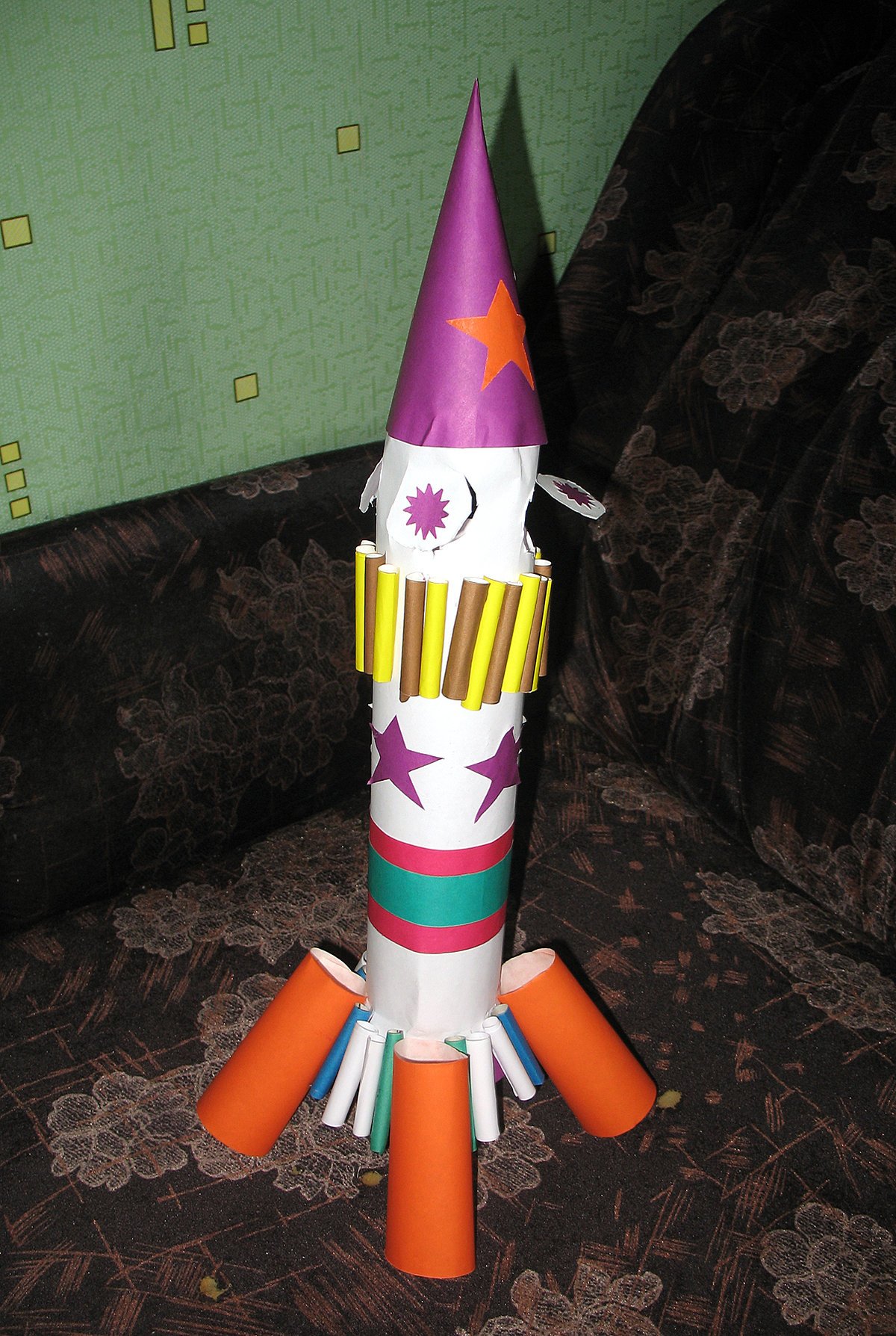 Ракета поделка в школу. Ракета поделка. Макет ракеты своими руками. Ракета из бумаги. Макет ракеты для детей своими руками.