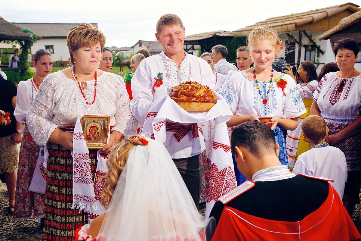 Кубанские казачка с казаком с караваем