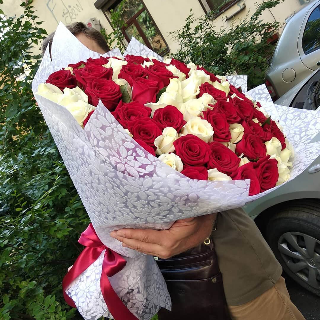 Букет из красных и белых роз