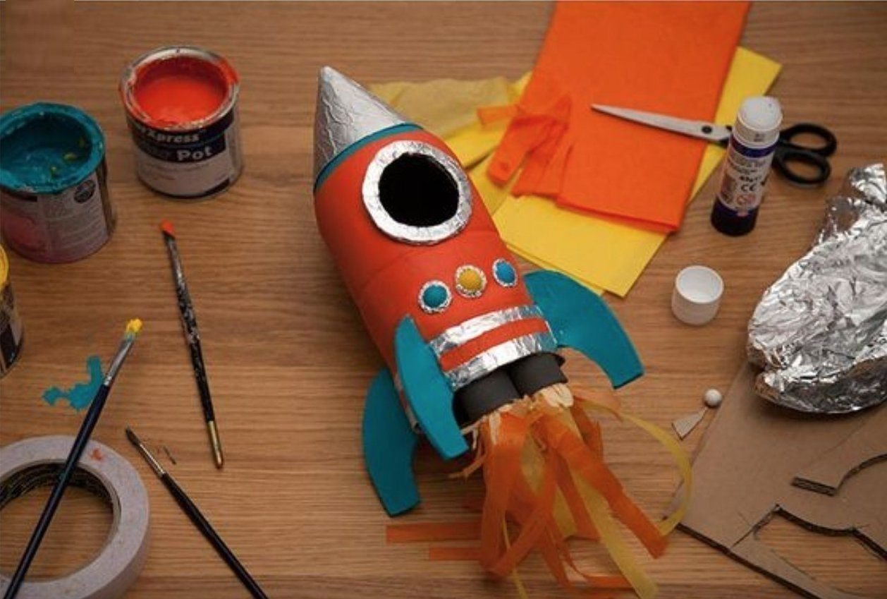 Макет ракеты для детей своими руками. Ракета поделка. Ракета поделка своими руками. Поделки на тему космос. Ракета из пластиковой бутылки.