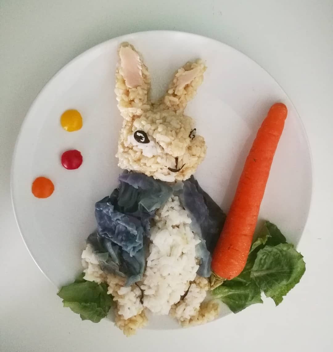 Про зайчишку и овощи. Салат в виде кролика. Украшение салата в виде кролика. Салат в виде зайца. Салат в виде кролика на новый год.