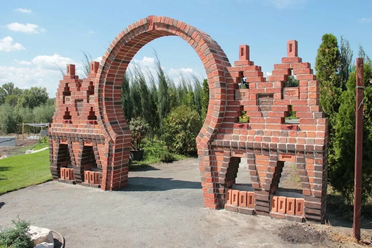 Необычные постройки из кирпича
