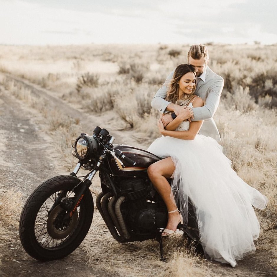 Свадебная фотосессия с мотоциклом