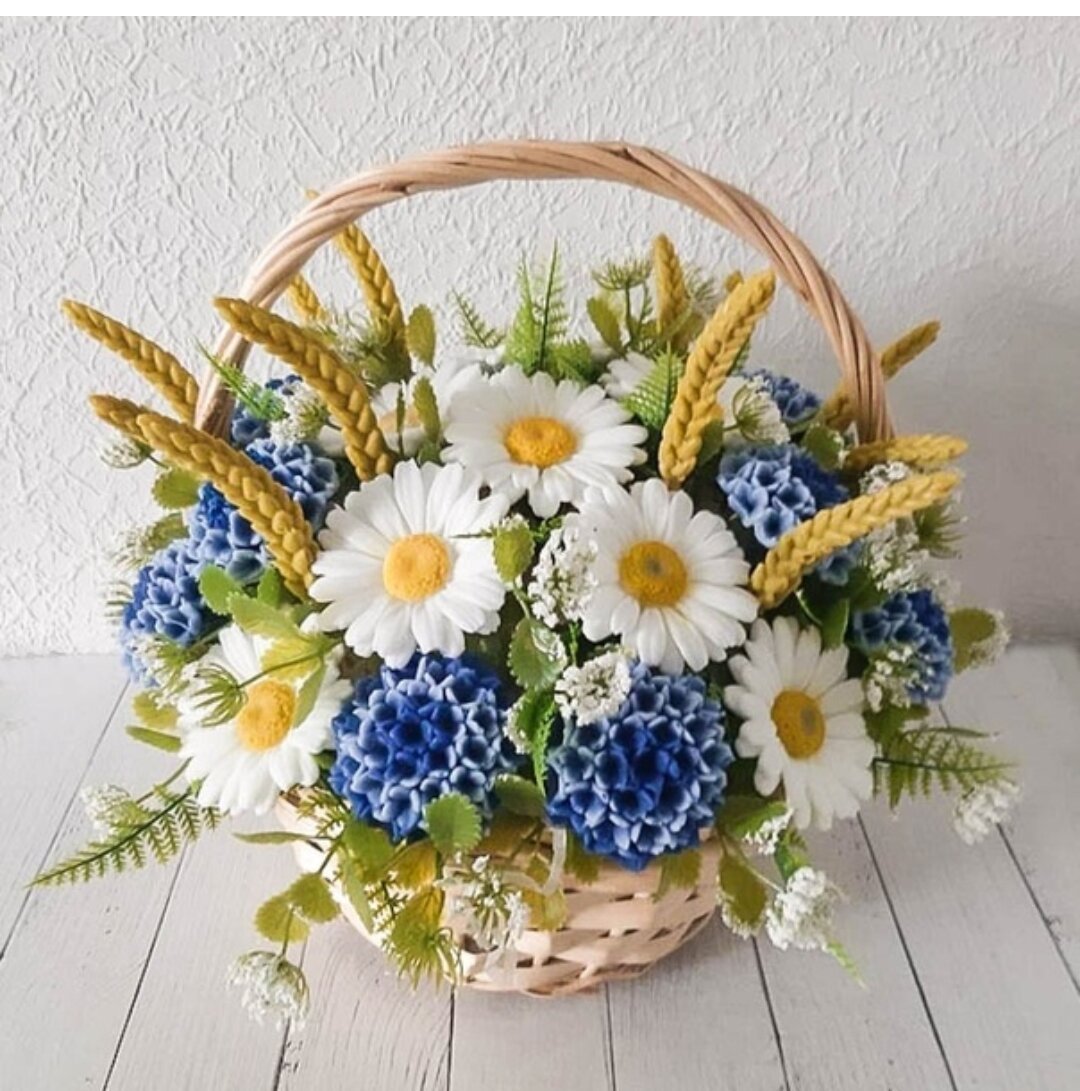 Корзина с полевыми цветами