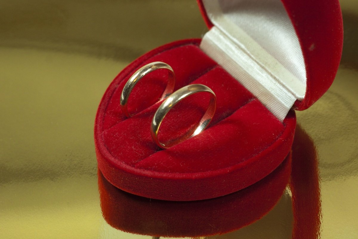 Свадебные кольца в футляре