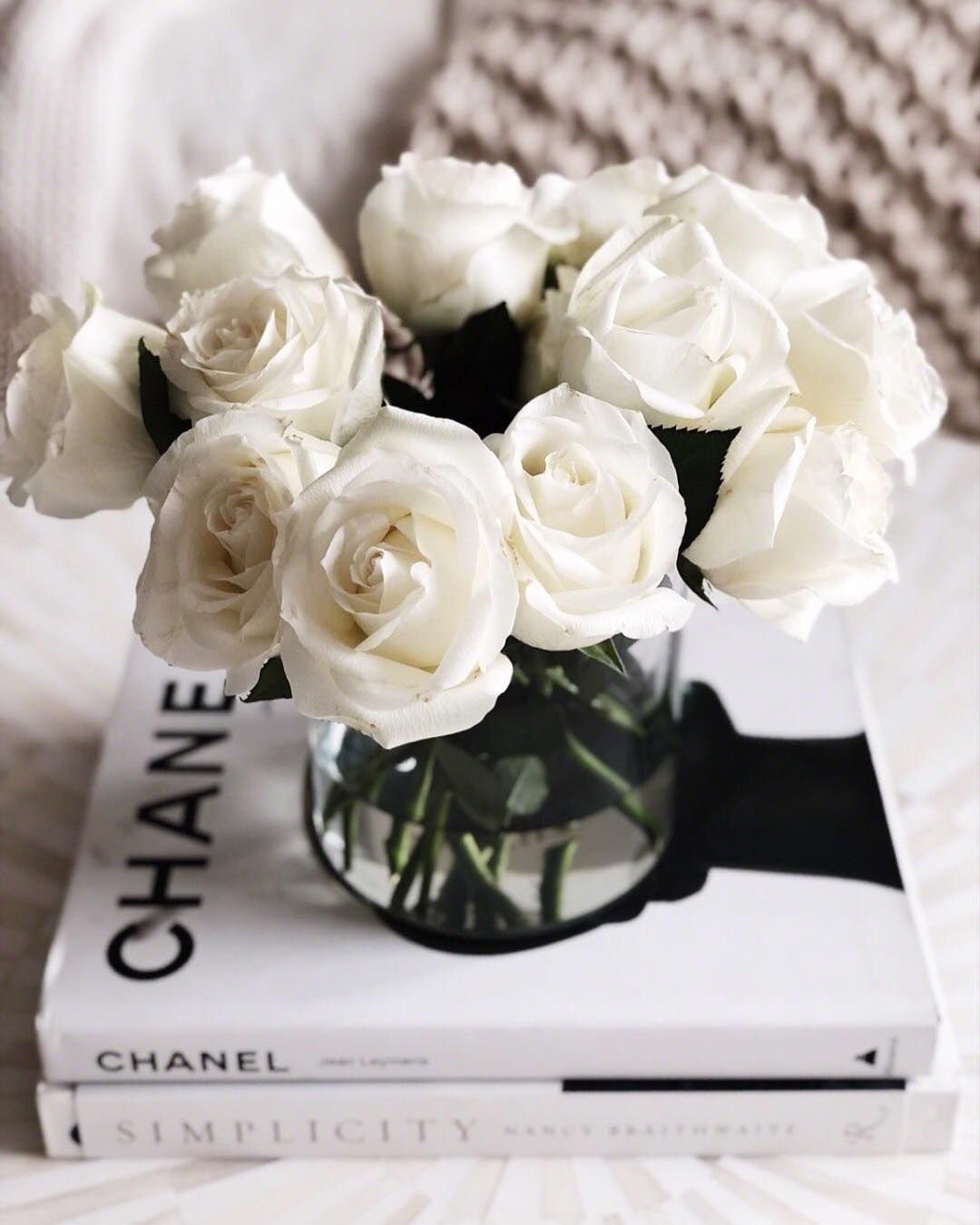 Воскресно белый. Белые цветы. Красивые белые розы. Красивые белые цветы. Стильные розы.