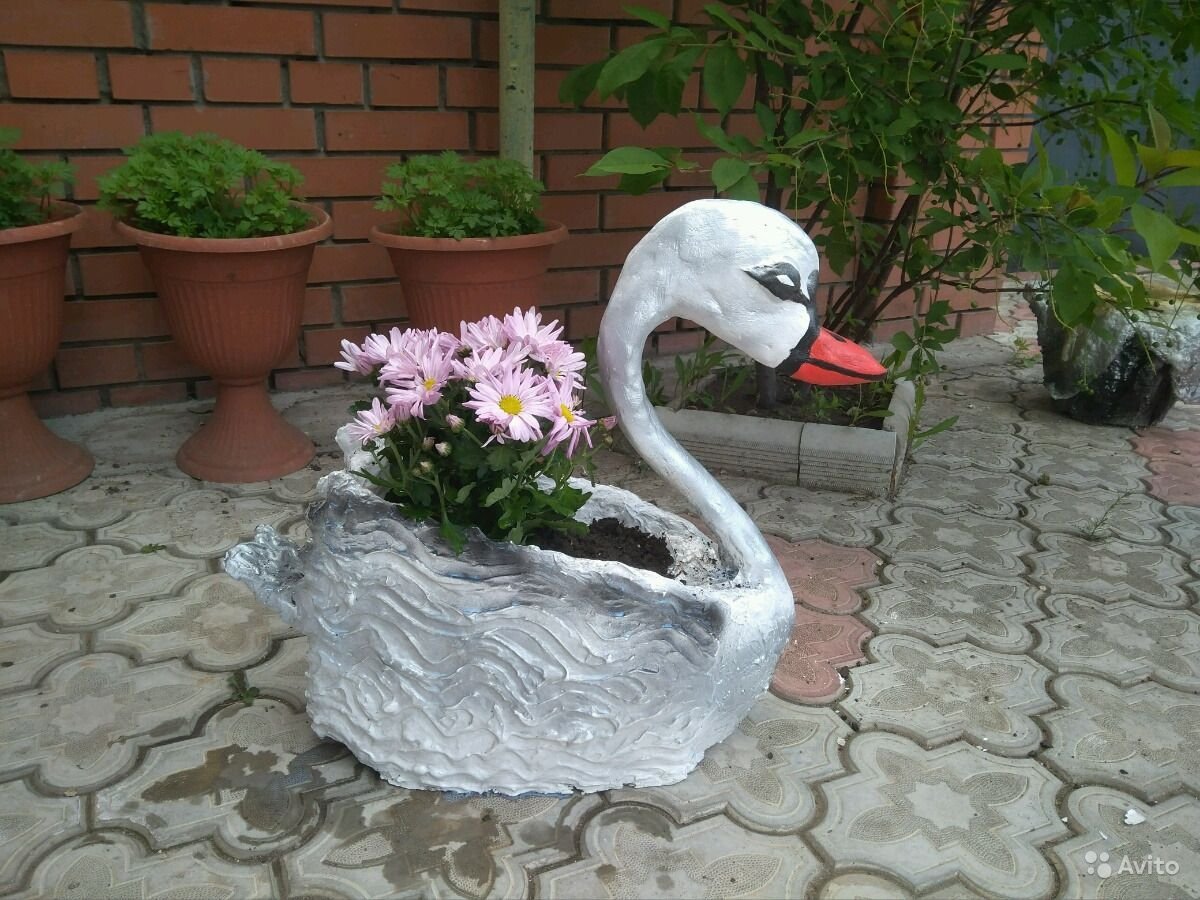 Лебедь из цемента