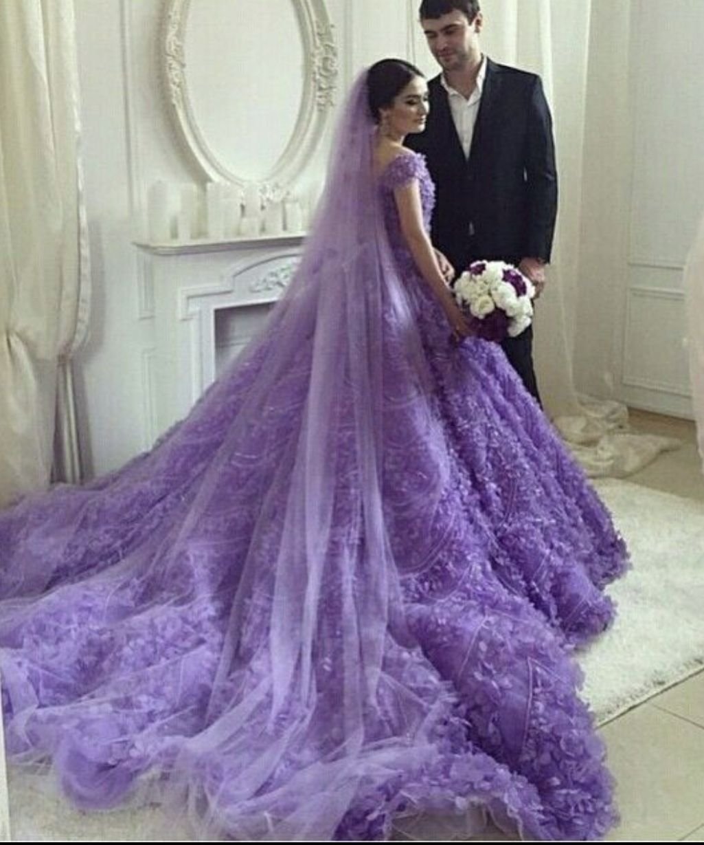 Свадебное платье с фиолетовыми цветами
