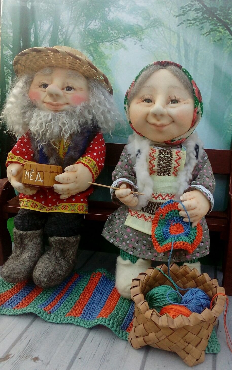 Бабушка рядышком с дедушкой