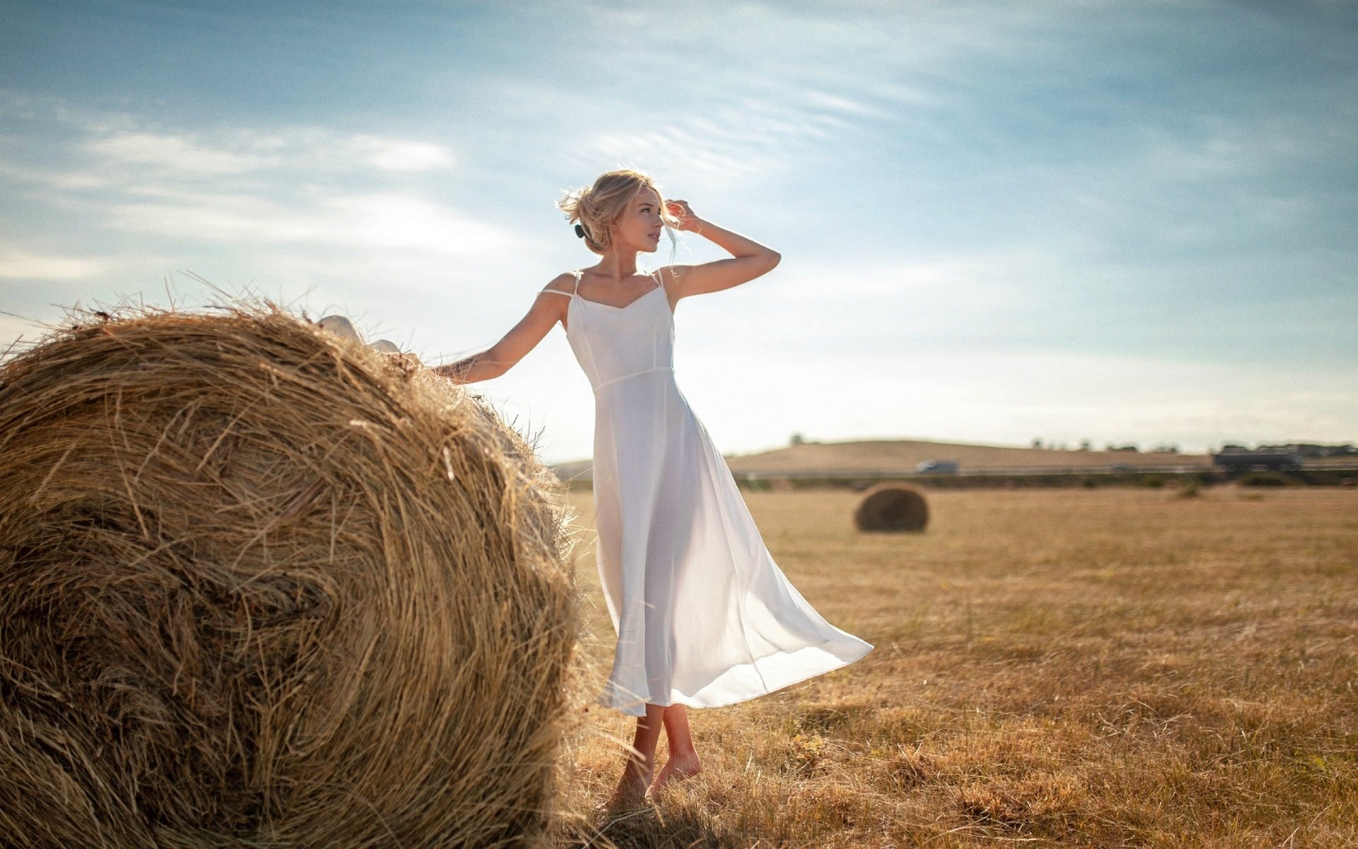 Держать по ветру 3. Девушка в поле. Девушка в поле фотосессия. Девушка в пшеничном поле.