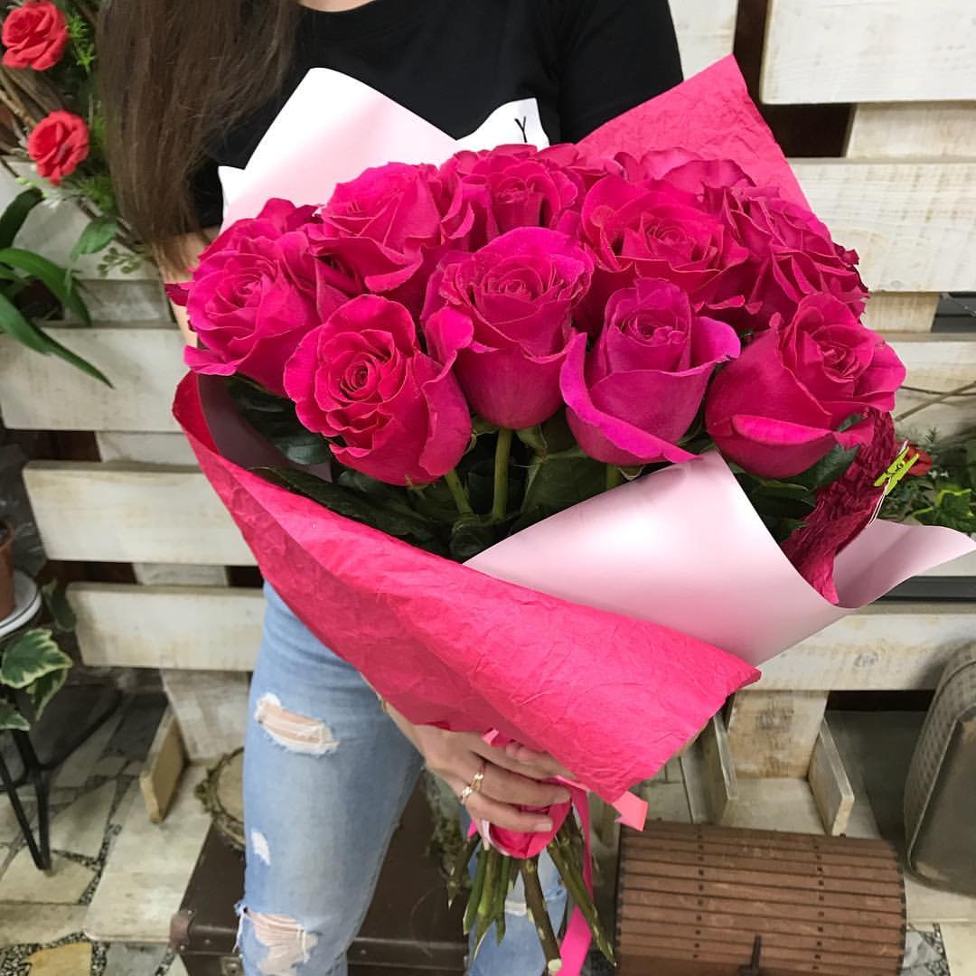 Малиновые розы букет