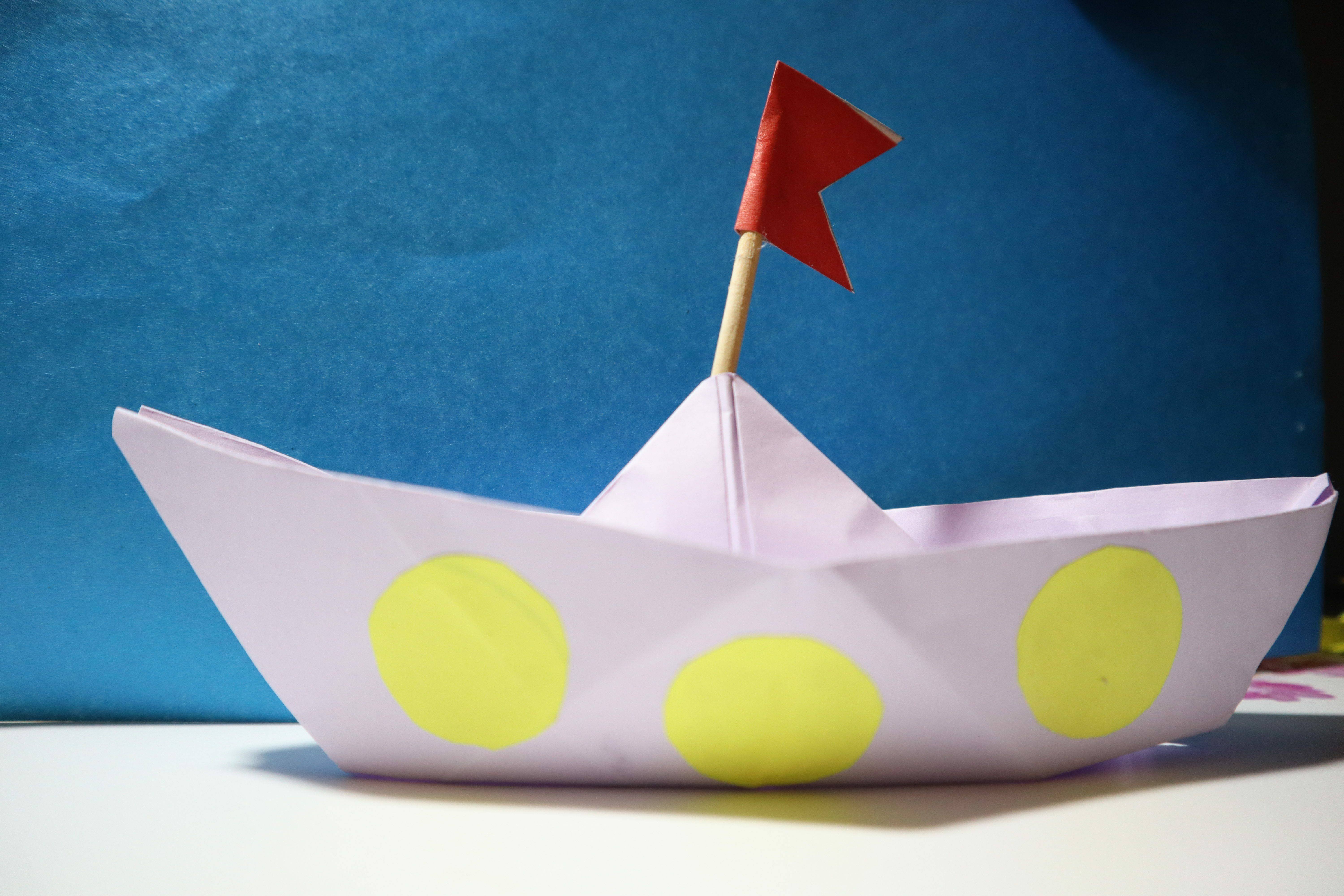 Кораблик из бумаги легко. Поделка кораблик из бумаги. Поделка кораблик из картона. Поделка корабль для детей. Поделка парусник из бумаги.
