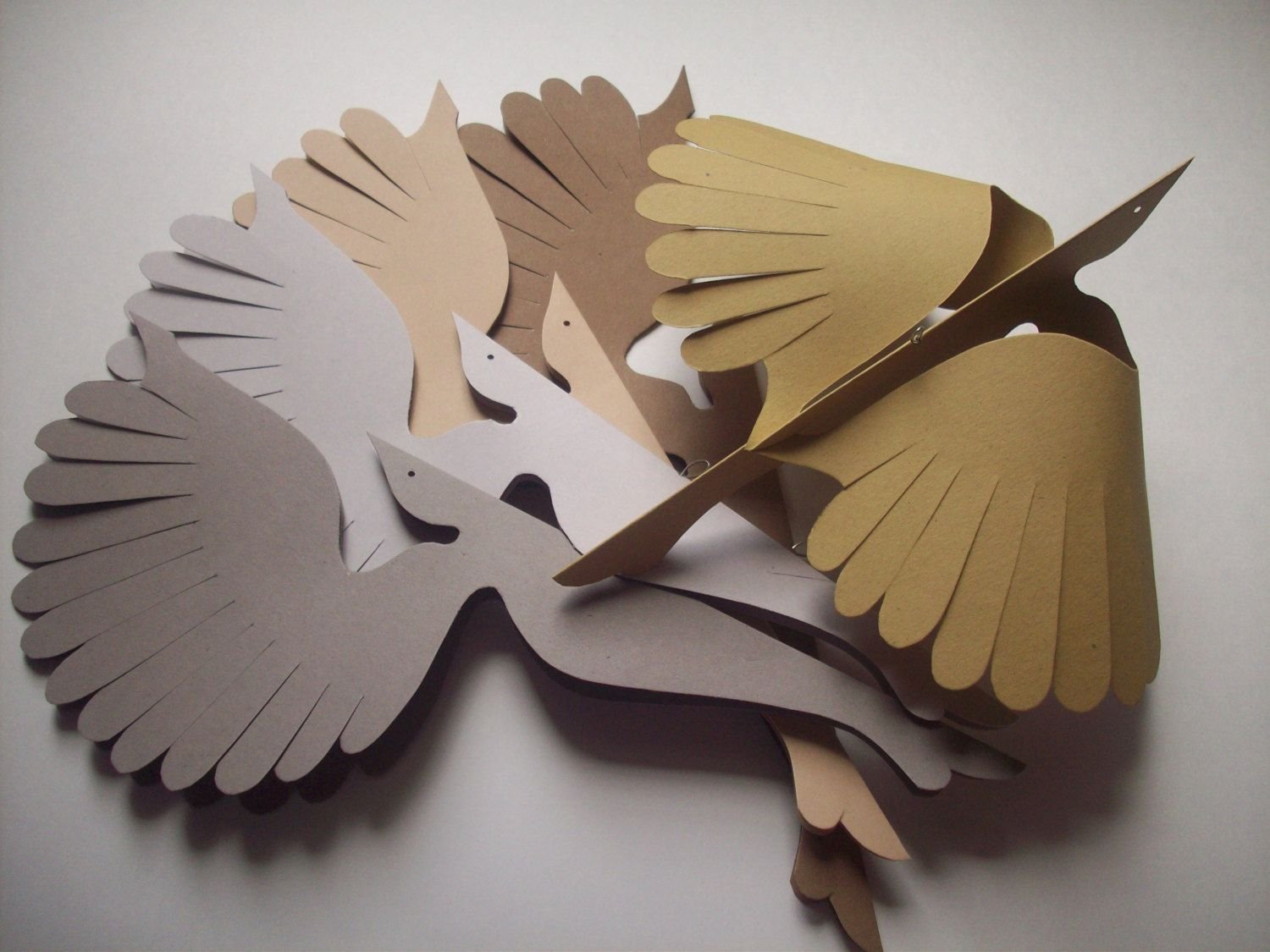 Сделать птичку из бумаги своими руками. Птица из бумаги. Бумагопластика птицы. Объемные поделки из бумаги. Объемные бумажные птицы.