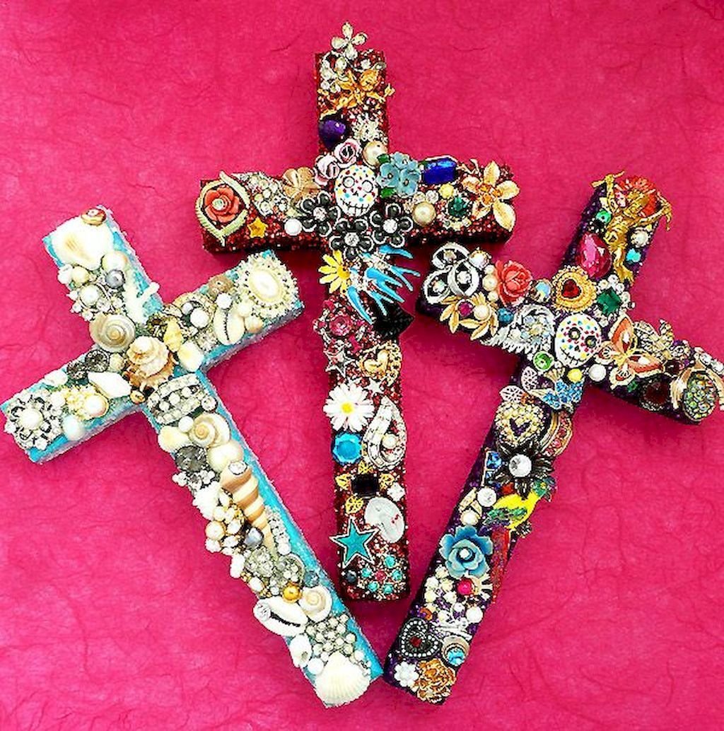 Крест с украшениями